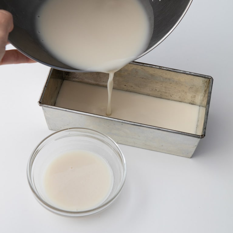 分量の水を少しずつ加えて混ぜ、なめらかになったら大さじ3程度取り分けて、準備した型に残りを流し入れる。