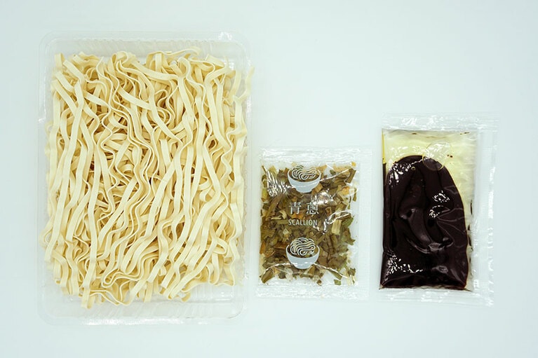 「KiKi 蔥香陽春拌麵」の中身。