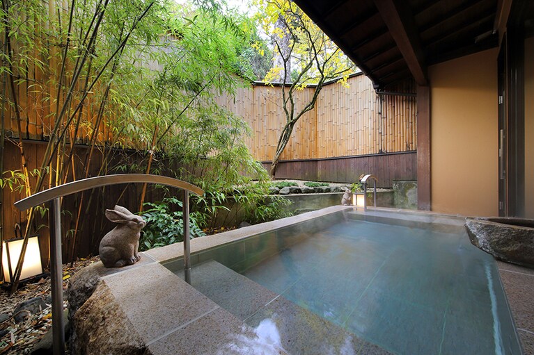 九兵衛旅館［山形／湯田川温泉］大浴場山の湯露天風呂。