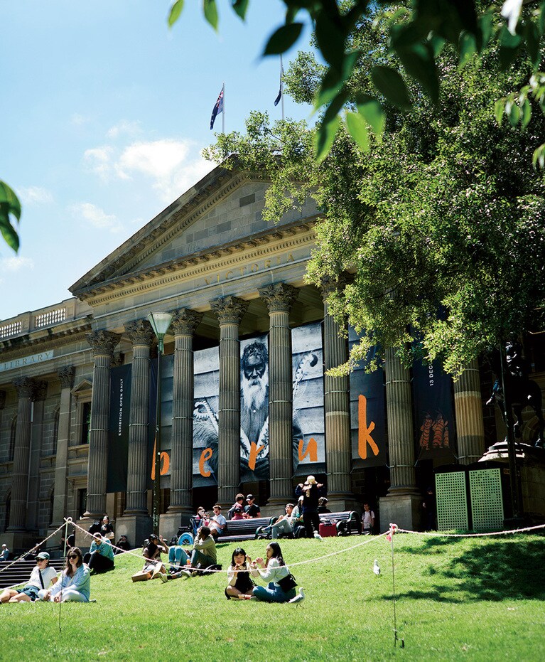 入り口前の芝生は市民の憩いの場。