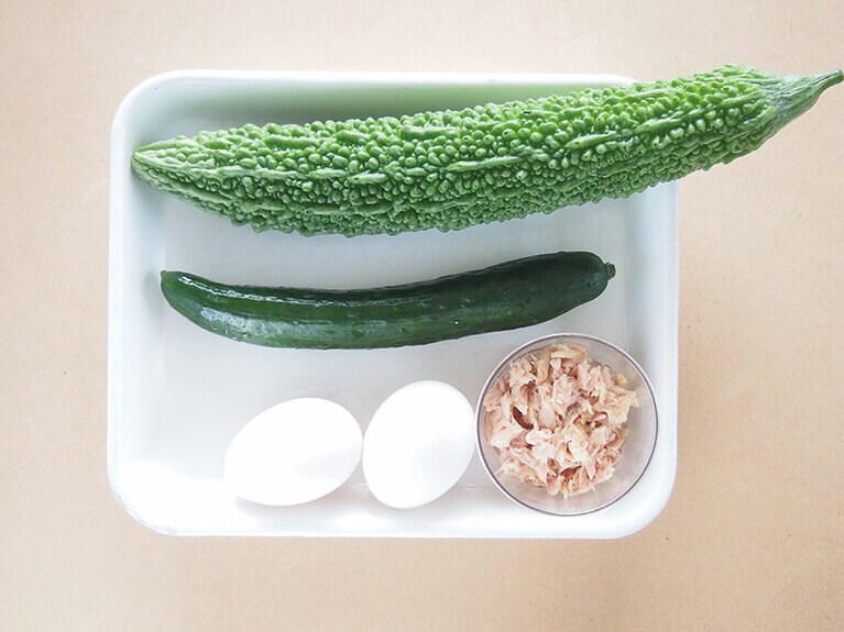 【材料(4人前)】きゅうり：1本／ゴーヤ：1本／卵：2個／ツナオイル缶：1缶／水：大さじ1