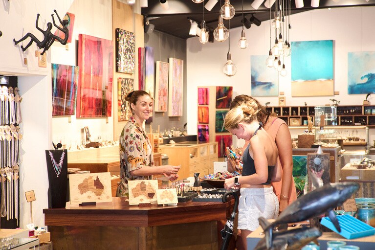 とても親しみやすい雰囲気のギャラリー。スタッフが親身になってスタイリングしてくれる。