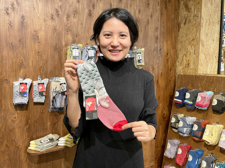 許さんは大学で舞台設計を学んでいましたが、卒業後に靴下デザインの道へ。靴下は糸1本から選べ、最初から最後まで自分たちで手がけられることに、おもしろさを感じていると言います。