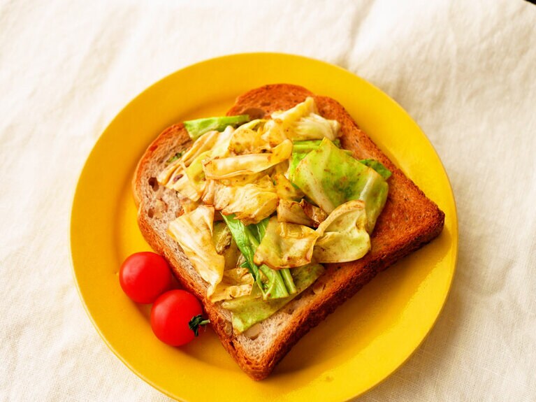 焦がしバターのキャベツ炒めのっけパン。