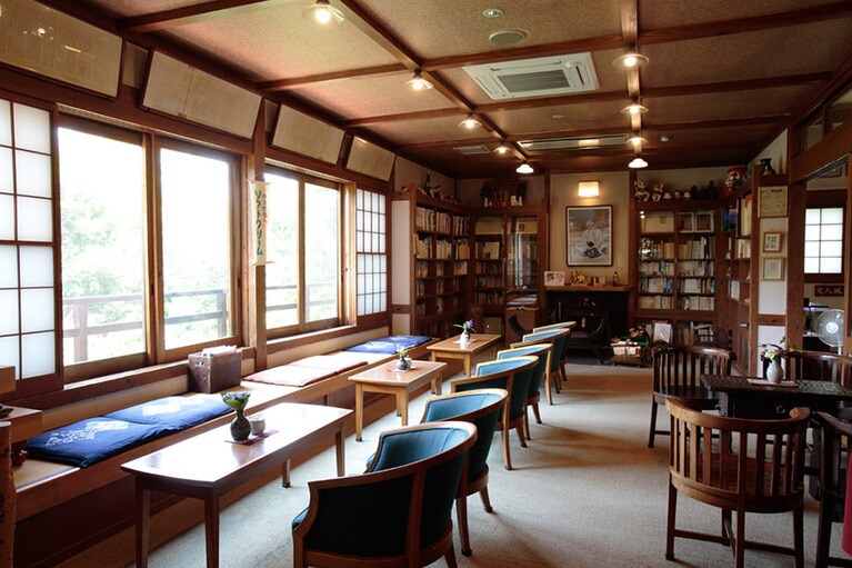 ライブラリーに併設された「ラウンジ新鮮」。