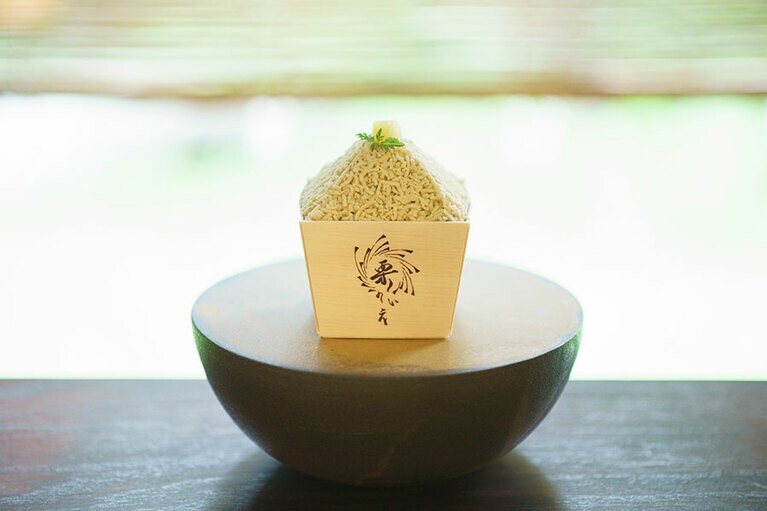 「愛宕のこぼれモンブラン」は、テイクアウトも可能。950円。こちらのお皿は、地元・笠間の陶芸家、Keicondoさん作。