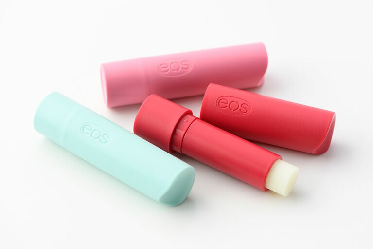 EOS「リップバームスティックセット」。手前から：スウィートミント、ザクロ＆ラズベリー、ストロベリーシャーベット。