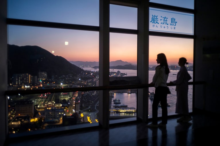 美しい夕景に思わずうっとり。足元には宮本武蔵と佐々木小次郎が決闘したとされる巌流島のシルエットも。