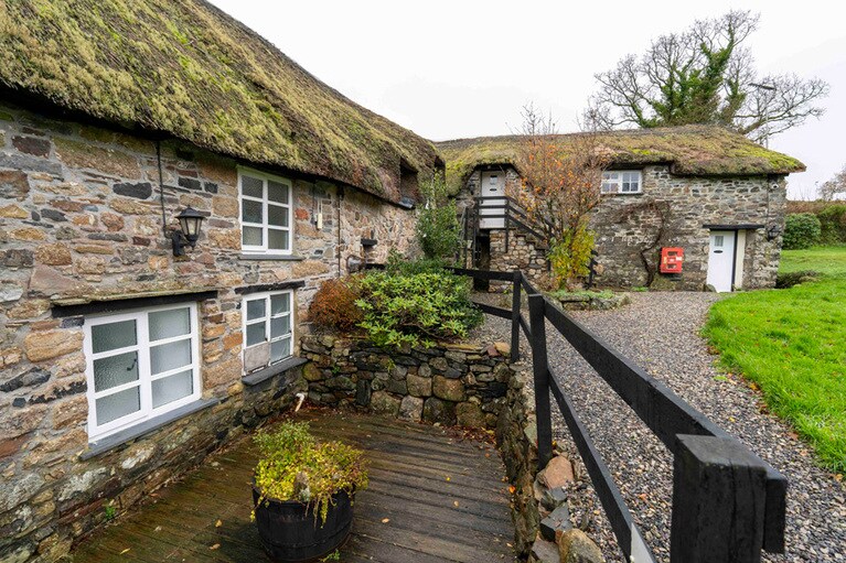 石造りの建築が美しいパブ・ホテル。オークハンプトン駅から、約13kmのサイクリングロードでアクセスでき、自転車ファンにも人気。