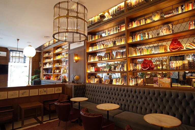 ロビーラウンジにはたくさんの本がディスプレイされている。