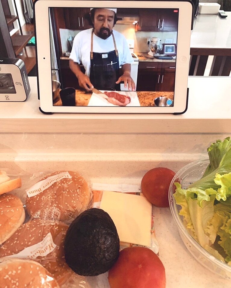 この日の「パイオニア・サルーン」のクッキング教室のメニューはハンバーガー。自宅キッチンでそのリアルタイムに実践できるのはオンラインならでは。