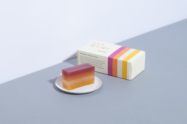 御題羊羹「明け初め」中形 2,160円。