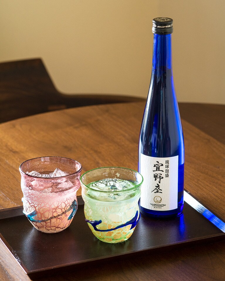 【オリジナル泡盛で乾杯！】バーでは泡盛も豊富に用意。ボトルもおしゃれなオリジナル泡盛「宜野座」はお土産にぜひ。1本 2,300円。