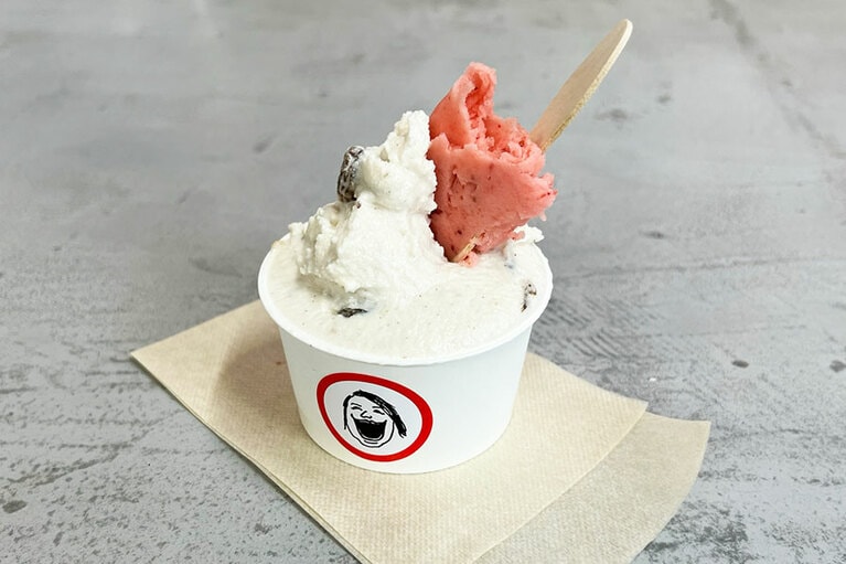 【ともみジェラーto】迷った末、きりっとした味を求めて「ラムドライフルーツ」を。ひんやりとろ～っと溶け、華やかでいてすっきり。イベント開催中で、おまけが付き、「苺」をひと匙。甘酸っぱさと果実味が弾けるよう。