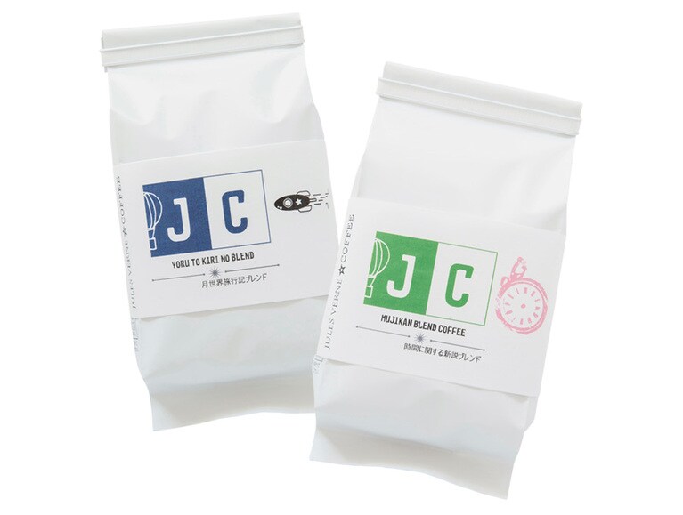 「月世界旅行記」 1,500円／200g(左)と時間に関する「新説ブレンド」 1,400円／200g(右)。SF小説が好きだという彰一さんならではのセンスが光るネーミング。