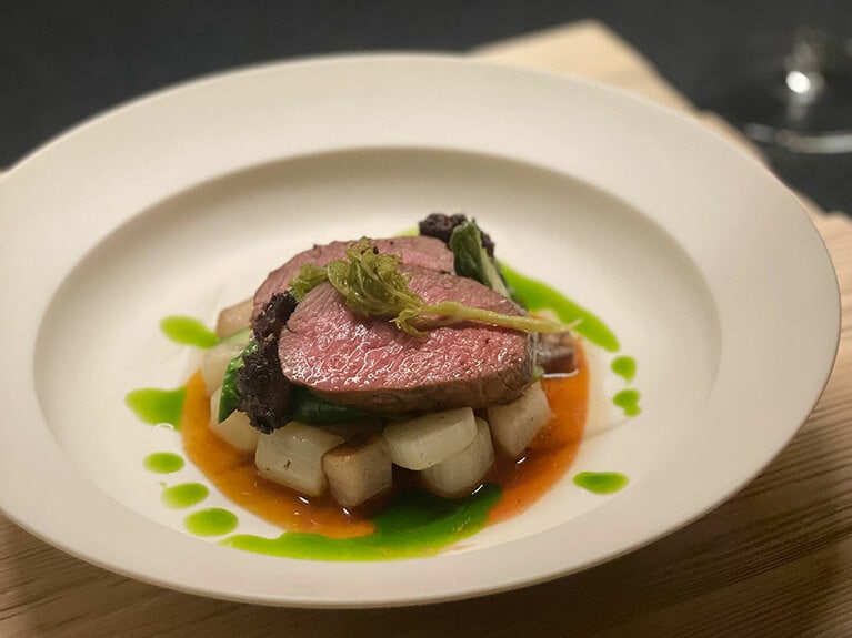 メインのお肉は子羊のロースト。ディルのオイルで爽やかに。付け合わせはバリグール、うど、アスパラ。