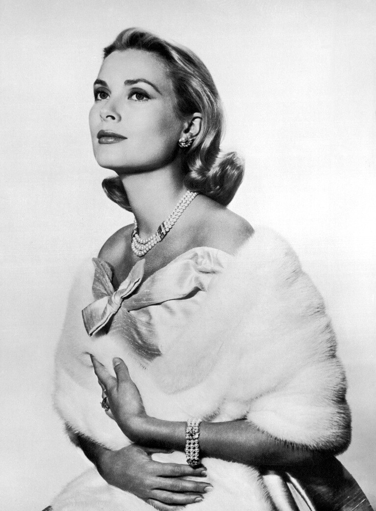 「Grace Kelly & Rainier III de Monaco」モナコ大公レーニエ3世がグレース・ケリーとの結婚を祝して贈ったのは、パールとダイヤモンドの美しいウエディングセット。これは現在もモナコ公妃グレース コレクションの一部である。