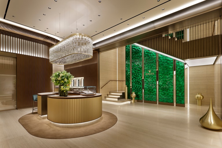 広々とした1階のセールスフロア。奥にそびえ立つグリーンのアクアウォールに導かれるように上階へ。