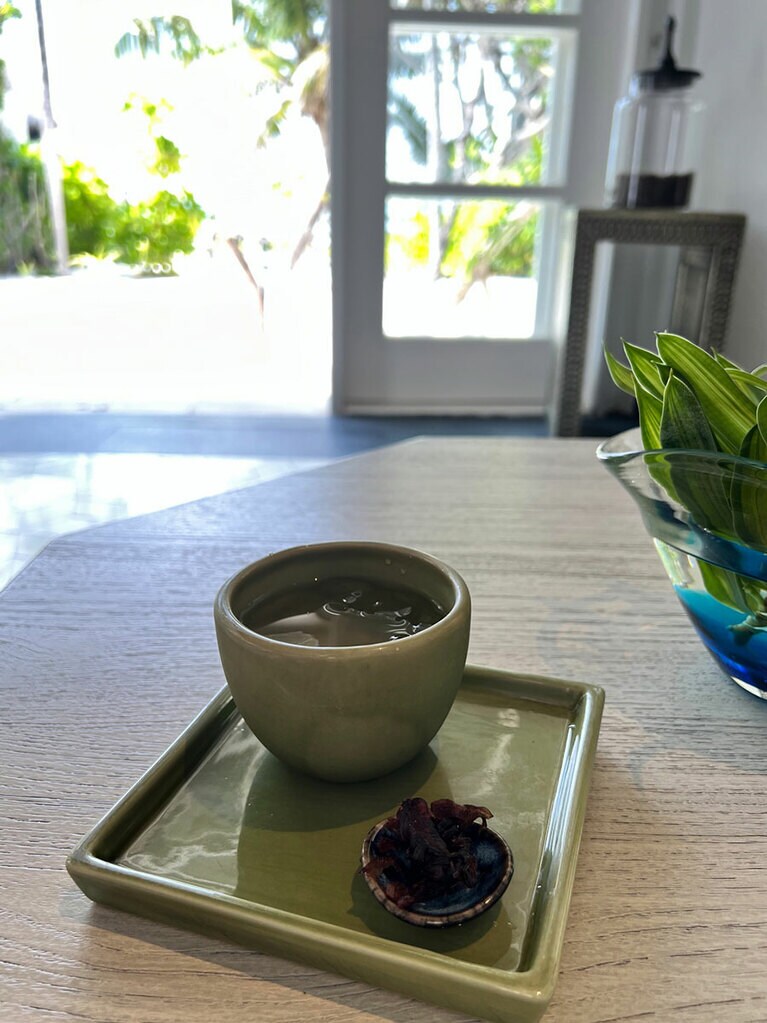 マッサージ後は、ジンジャーティーとロゼラをいただきながらリラックス。ロゼラは、ハイビスカスに似た赤い花のガクを乾燥させたもので、ビタミンCがたっぷり。ロゼラティーとして飲むこともある。