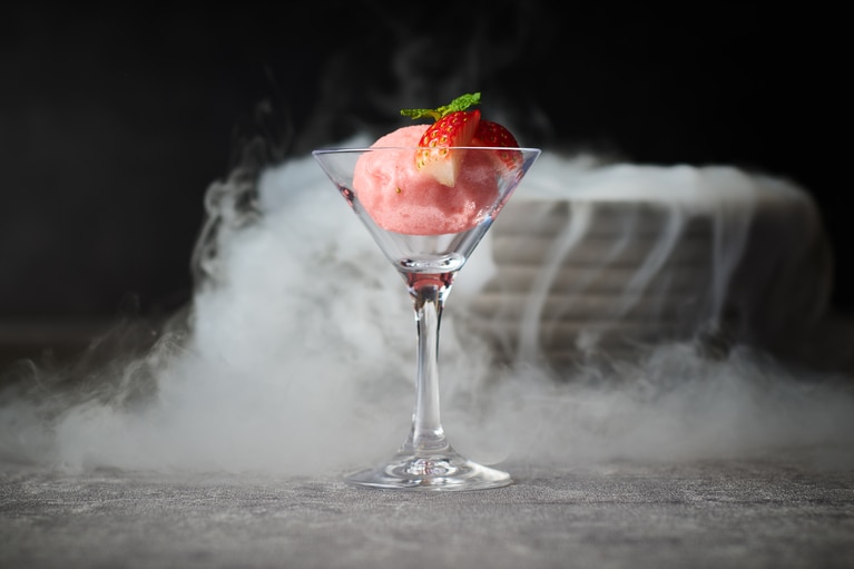 注文を受けてから液体窒素を使用して作る、ライブスイーツのひとつ「イチゴソルベ」のイメージ。