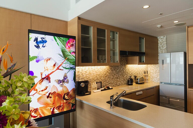 ヴィヴィッドな色の組み合わせが楽しいNFT。部屋には冷蔵庫、ランドリーがついており暮らすように泊まれる。