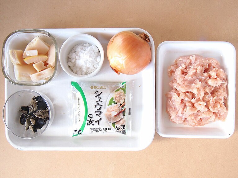 材料(4人前) 30個分。鶏ひき肉：300g／玉ねぎ：1個／竹の子：100g／乾燥木耳：10個／焼売の皮：30枚／［A］片栗粉：小さじ2／調理酒：小さじ2／醤油：小さじ1／ごま油：小さじ1／塩胡椒：少々。