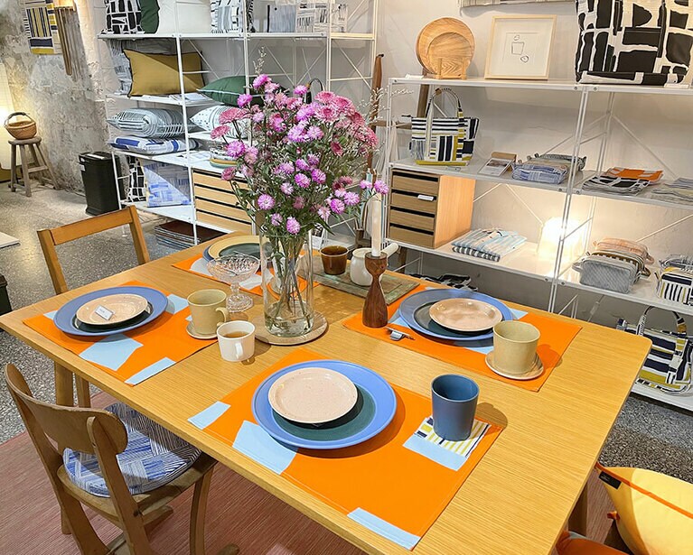 テーブルの上にあるのは、「風箏(凧)」という柄のランチョンマットや、「鐵皮屋」という柄のコースター。