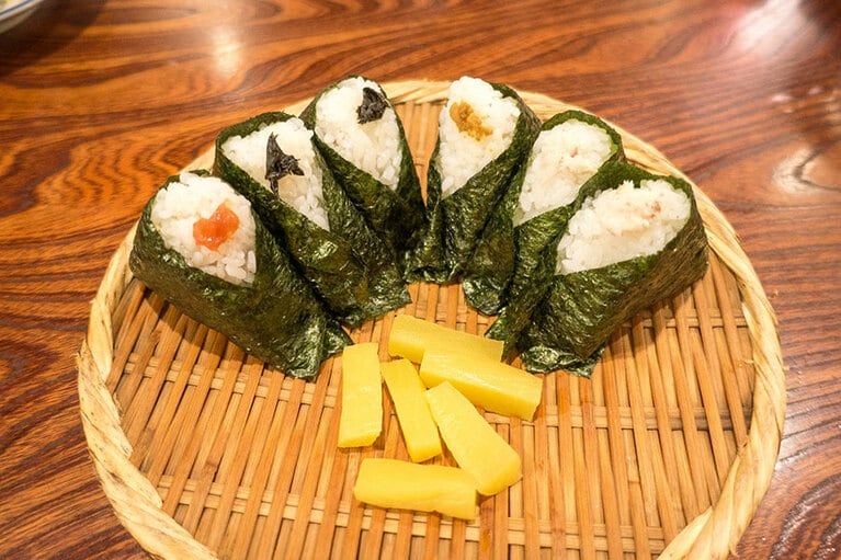 おにぎりの価格はひとつ180円もしくは200円。