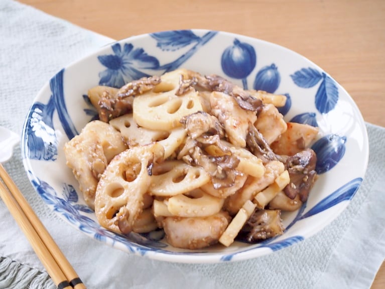 白炒り胡麻、調味料を入れて全体を混ぜたら、器に盛り付けて完成。