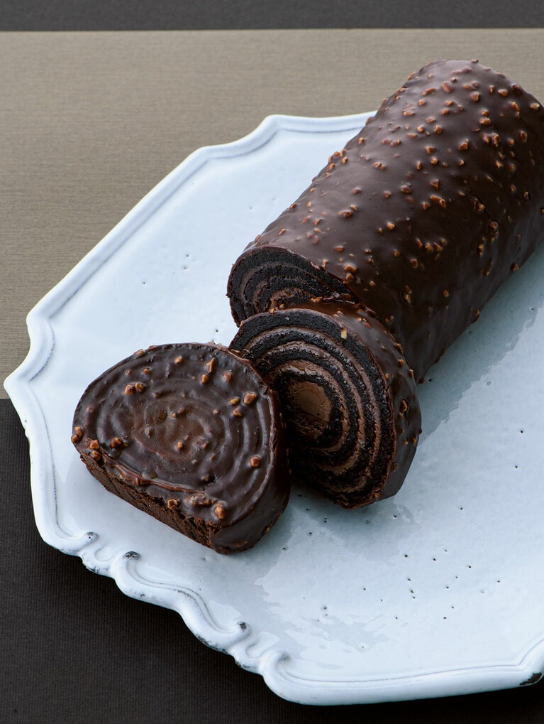 パティシエ、ショコラティエ、キュイジニエの顔を持つシェフが作る唯一無二のロールケーキ。ルーローショコラ(約16cm) 3,888円／ASSEMBLAGES KAKIMOTO