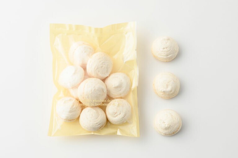 ココナッツのメレンゲ 330円。