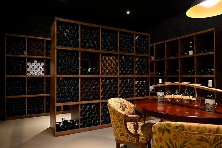 館内地下には秘蔵のセラーも。ワイナリーツアーで目の当たりにできる。