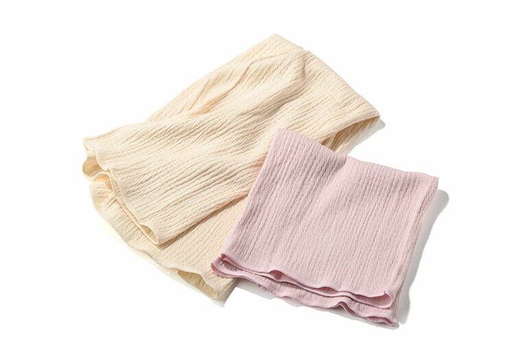 左から：ロングサイズ 生成 1,520円(税込)、ライラックピンク 864円(税込)／シルクふぁみりぃ