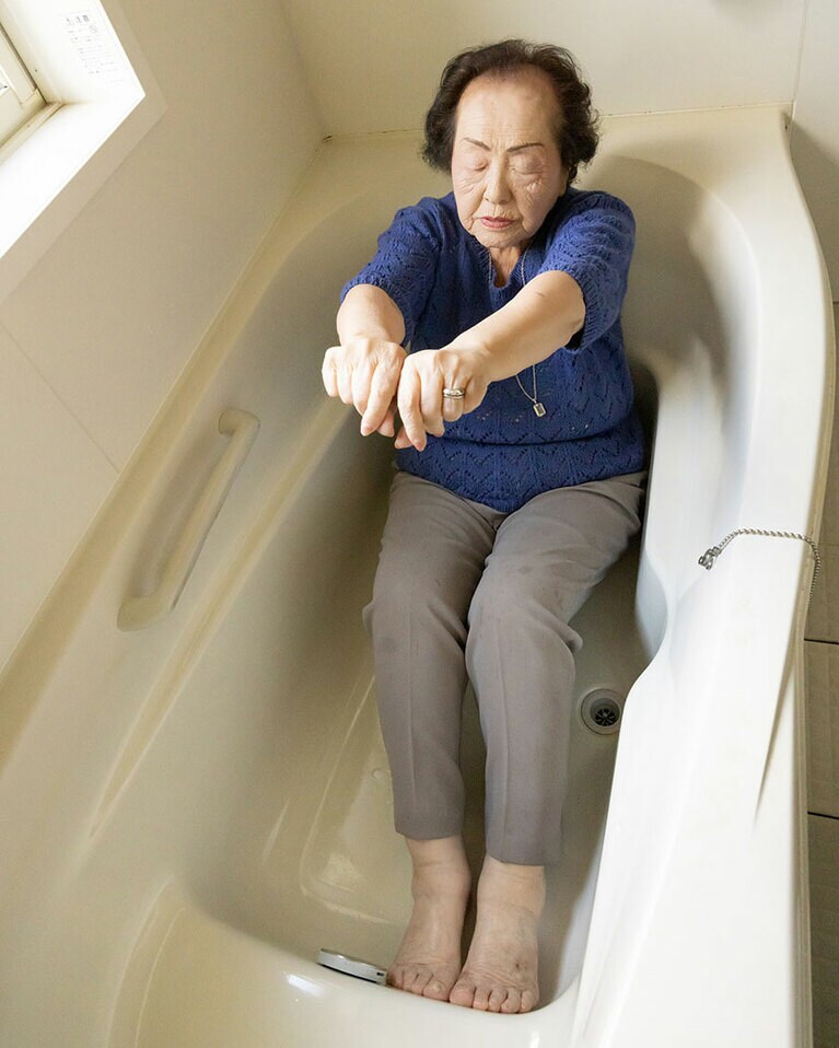 手の体操を行う堀野さん。