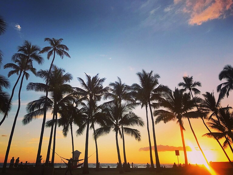 夏時期なら「カイマナ・ビーチ」がおすすめ。ヤシの木とサンセットが絵になります。
