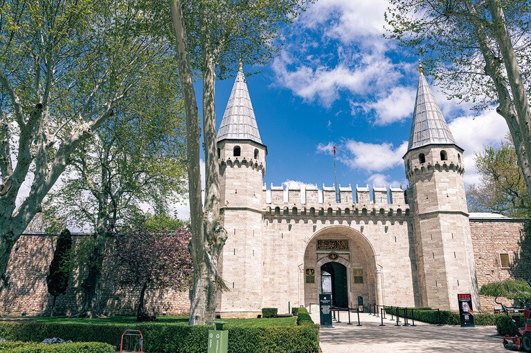 石造りの立派な“挨拶の門”。