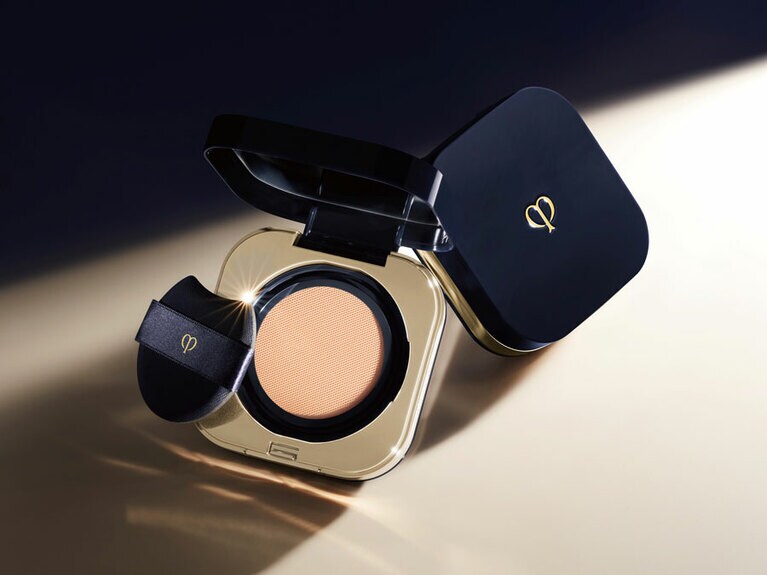 タンクッションエクラ ナチュレル(レフィル・パフ付き)SPF25・PA+++ 全6色 各7,700円、ケース3,300円／クレ・ド・ポー  ボーテ