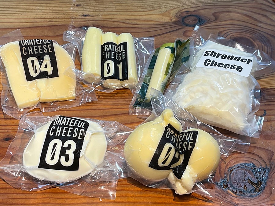 真空パックされたチーズは、オンラインストアからオーダーもできる。左上から、ゴーダタイプ、ストリングタイプ、シュレッダーチーズ、左下からモッツァレラタイプ、カチョカバロタイプ。