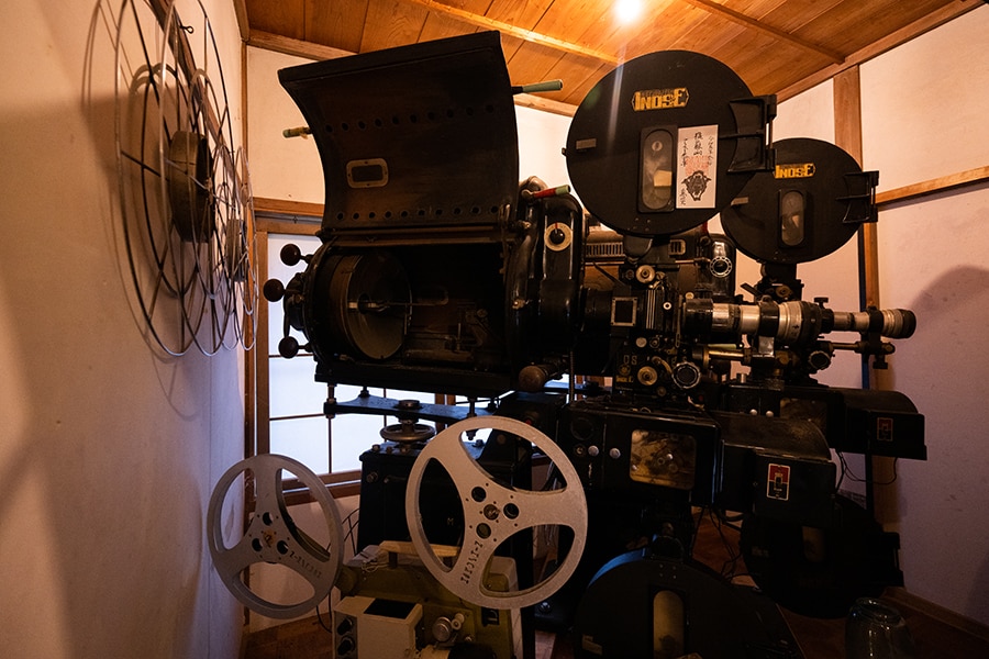 かつて島の銀幕を支えていた、古い35mmカーボン式映写機の展示もあり。