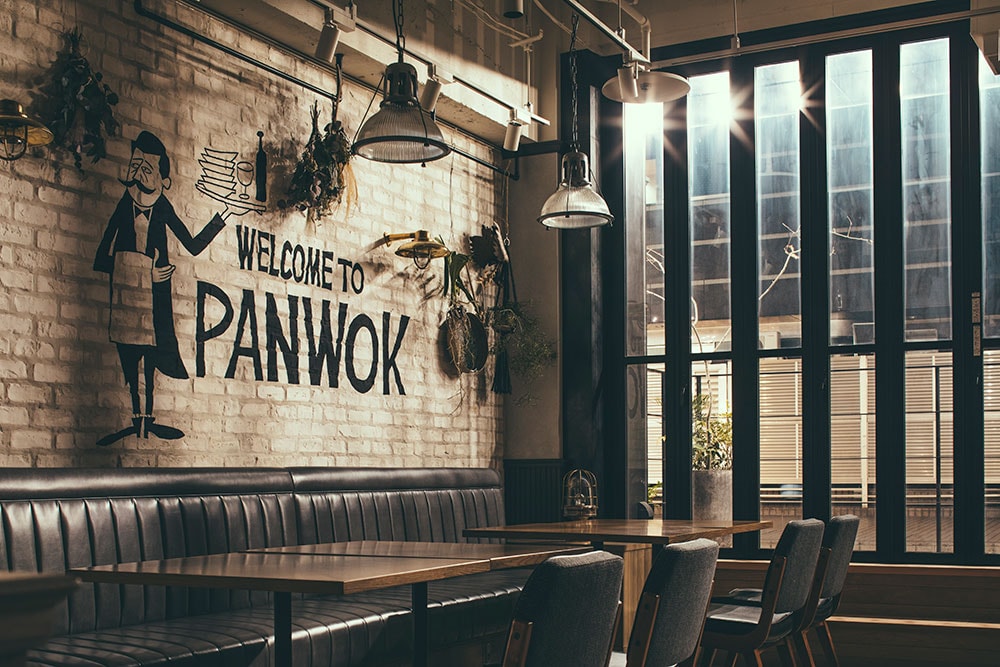 オールデイダイニングの「PANWOK」はフライパンと中華鍋の意。カジュアルな店内で洋食と中華の専門シェフが朝食、ランチ、ディナータイムに腕を振るう。
