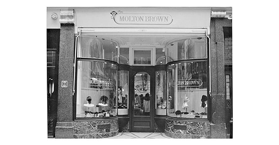 1970年代、ロンドンのトレンド発信地だったサウスモルトンにヘアサロンとして誕生。このストリート名と創設者のブラウンズ家に由来して「モルトンブラウン」という名に。2階にはビーガンカフェを作ったというから驚き。