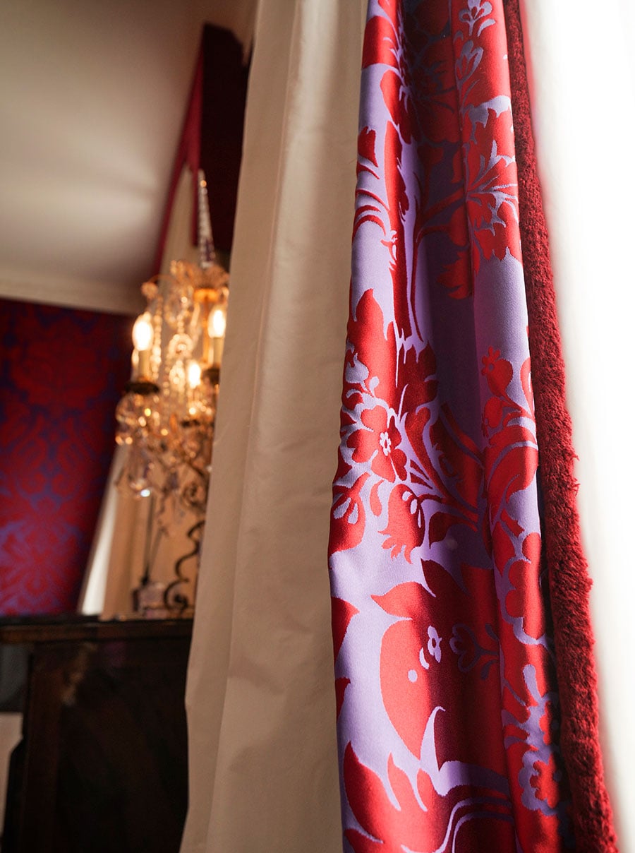 チェリーと紫のダマスク織はフレスコバルディ家のオリジナル柄。18世紀から貴族の家々が共同経営していたフィレンツェ伝統絹織物工房製で、現在はステファノ・リッチ社が経営。
