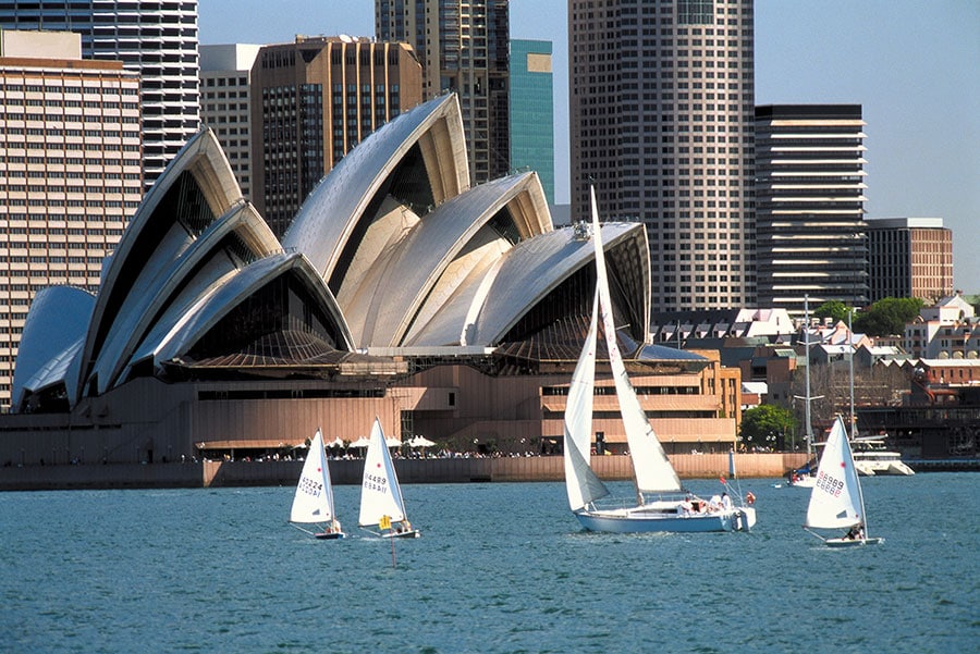 オーストラリアのシドニー・オペラハウスは世界遺産に登録されている。