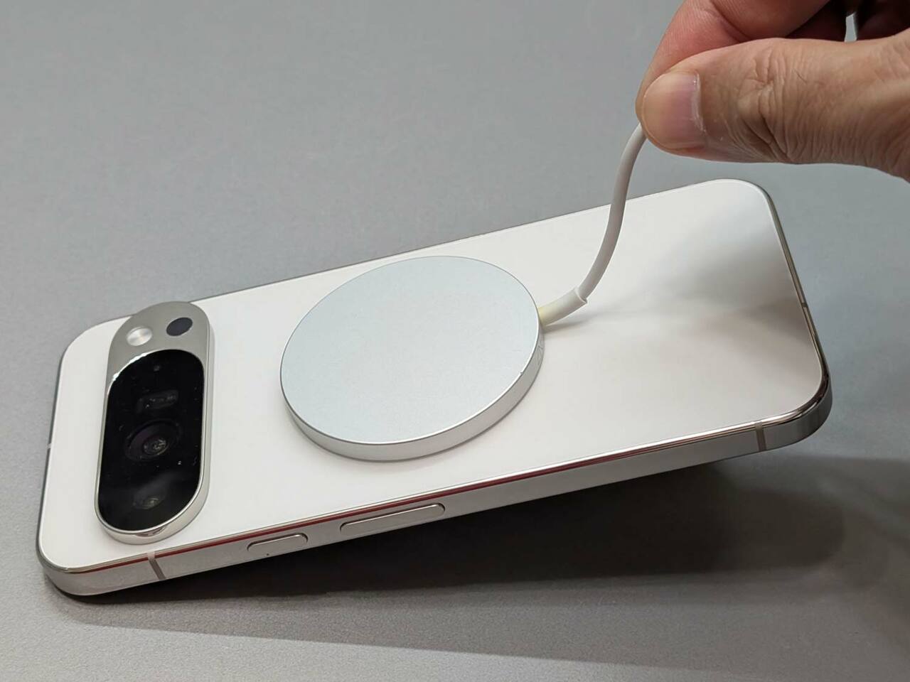 Pixelはやや吸着力が弱く、引っ張って持ち上げると外れそうになることもしばしば