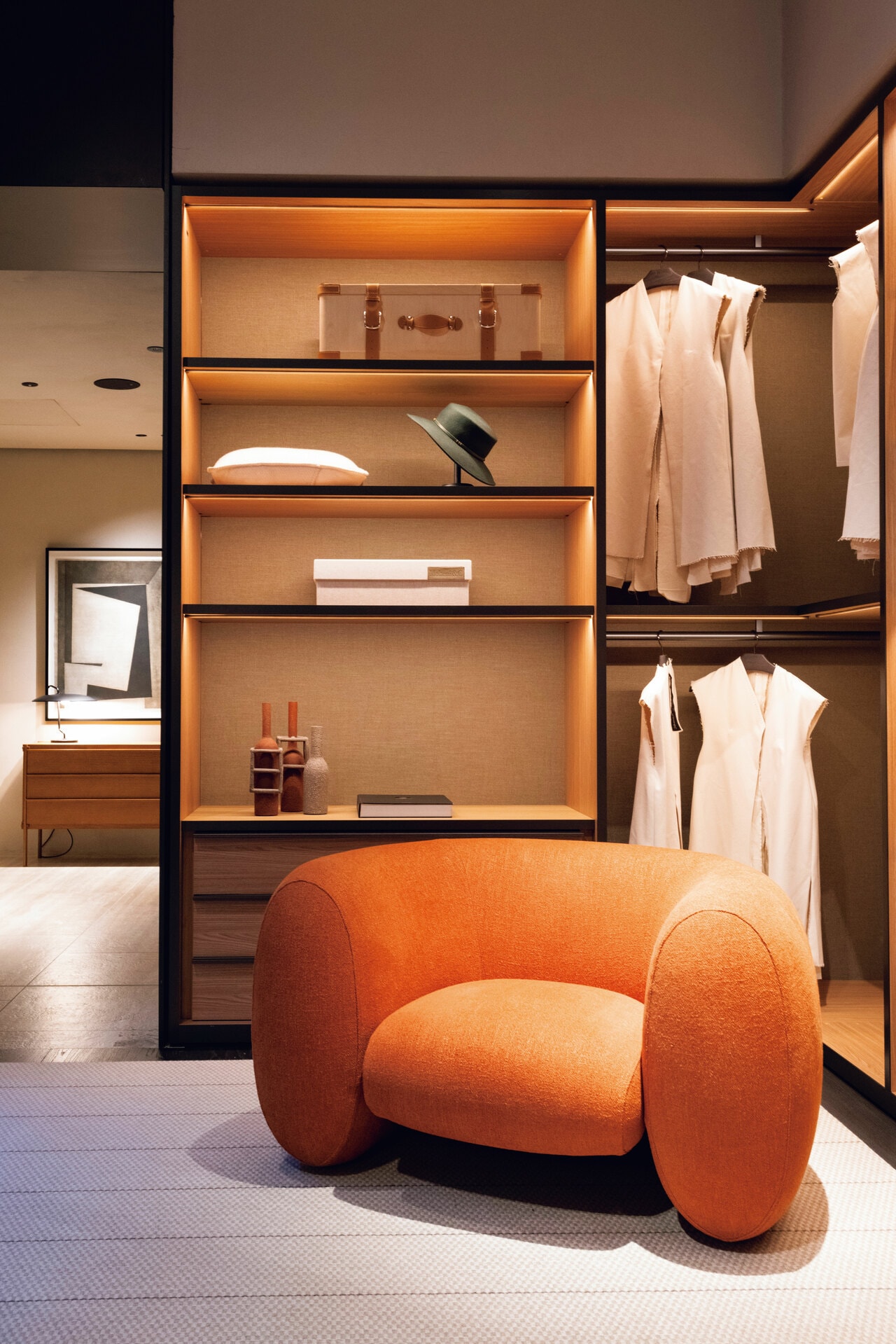 システム収納は同社の空間提案の核である。包み込むような形状のアームチェアは深澤直人氏によるデザインの「Cinnamon」。