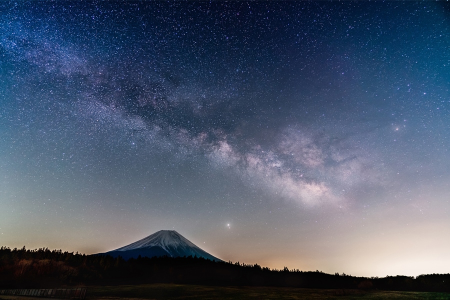 標高700～1,000メートルの朝霧高原は、冷涼な気候と高地ならではの満天の星空を楽しめる避暑地として知られ、毎年多くの観光客が訪れる。