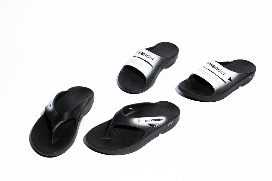 OOFOS × and wander recovery sandal 14,300円（アンドワンダー）