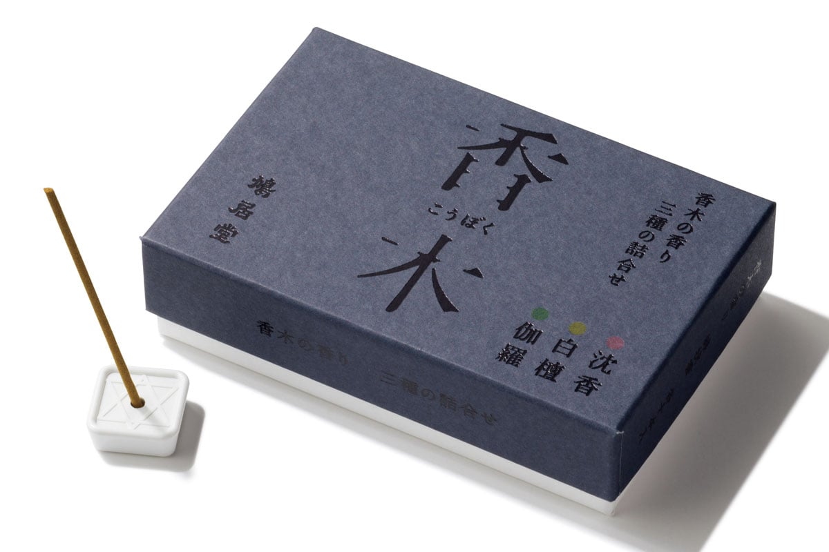 「香木の香り 3種セット」白檀、沈香、伽羅のセット。香立て付き。各10本入り 5,720円／東京鳩居堂 銀座本店。文具などで知られるが、もともと薬業種だったこともありお香は充実。