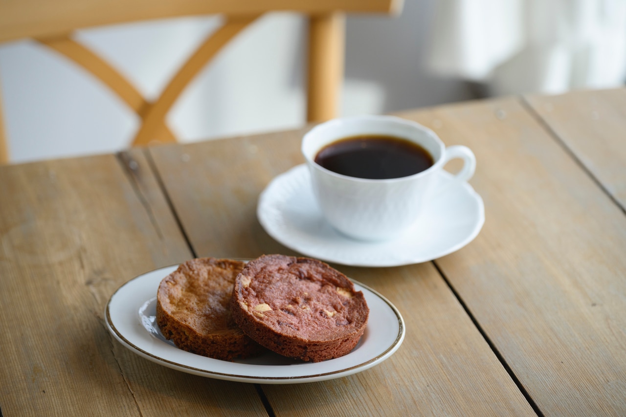 オーダーしたのは、看板メニューのオオカミブレンドと焼き菓子。