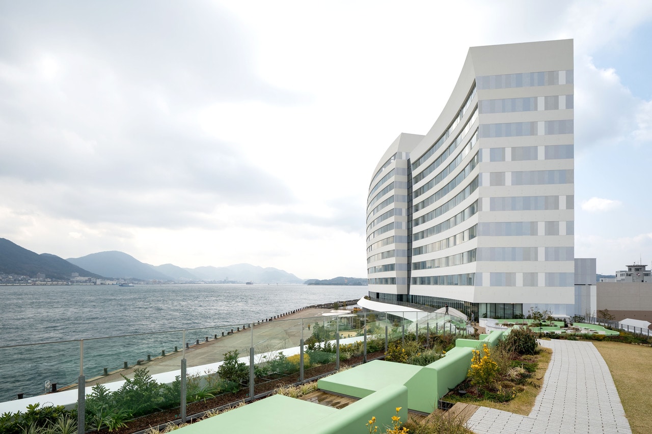 なみなみテラス側から高層部を見ると、建物の曲線の重なりがよく分かる。